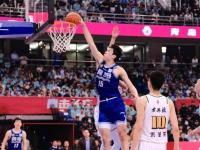 乐鱼体育官方网站-杨瀚森高位策应传球失误被换下，双手掩面略显沮丧的简单介绍