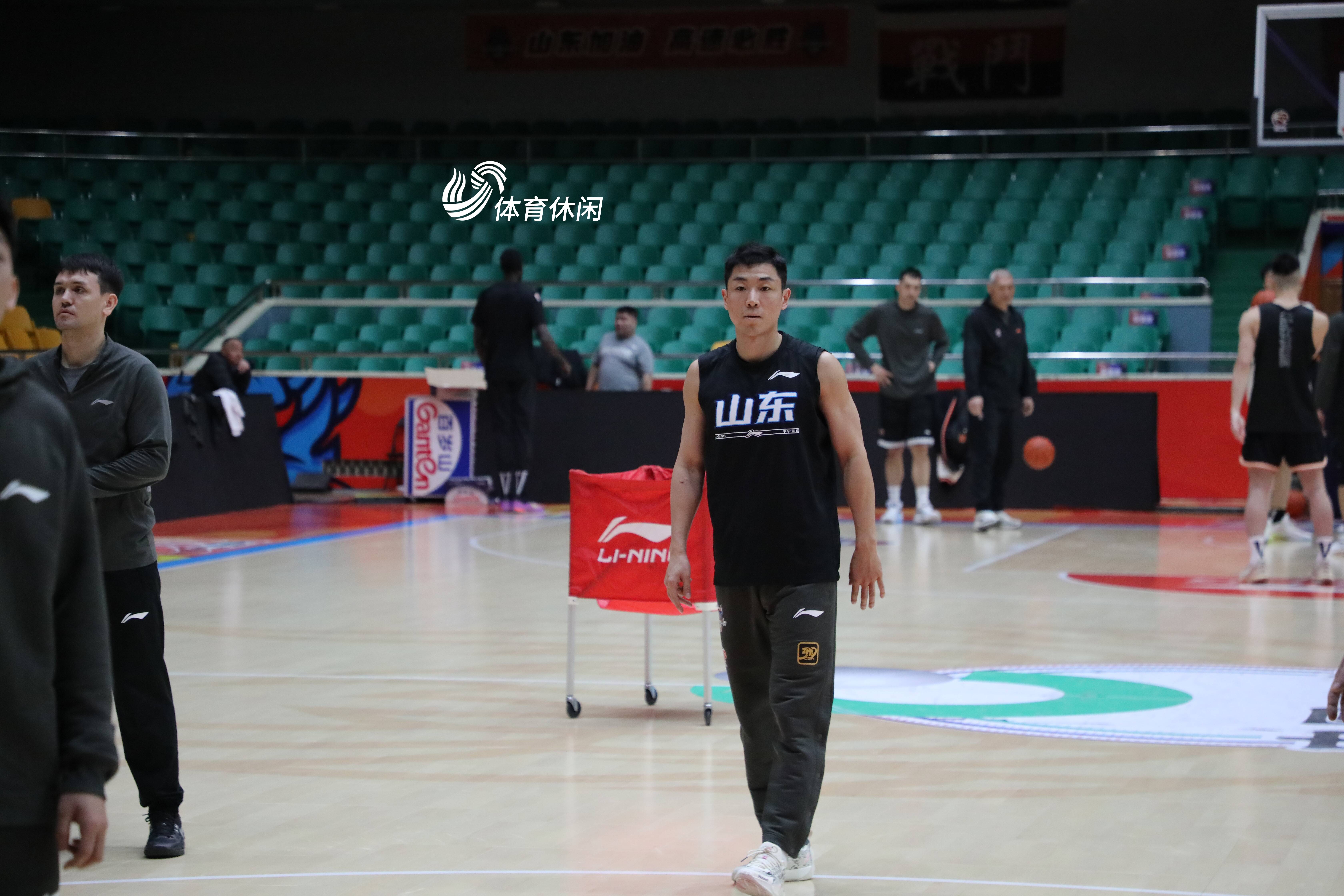 山东男篮备战对抗福建队，全队精神抖擞