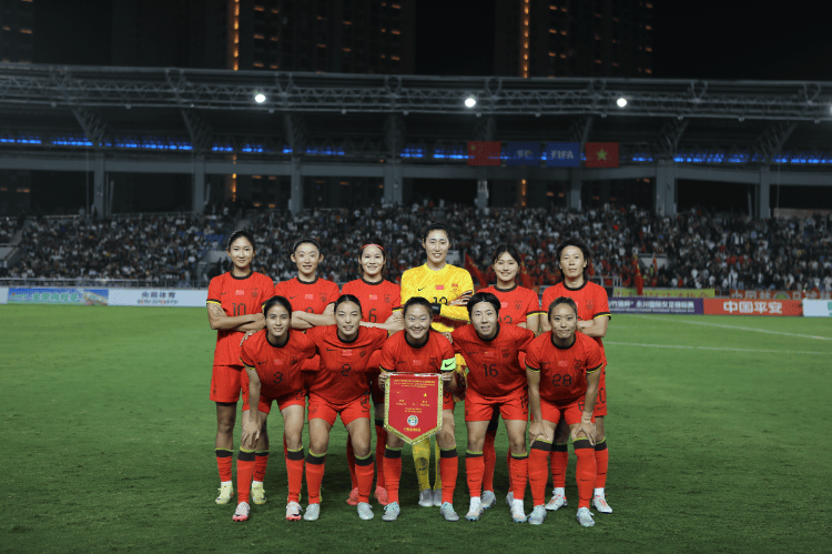 亚洲女足锦标赛中，中国队员取得精彩进球