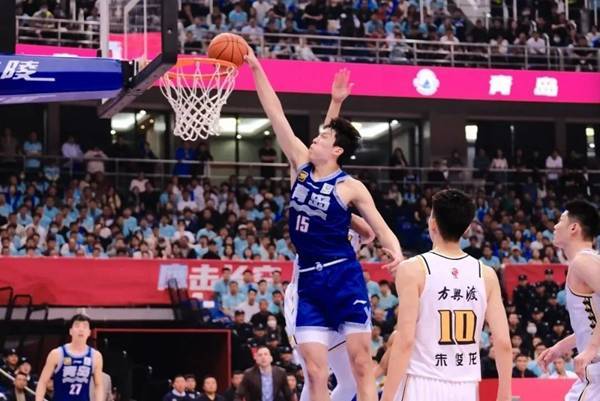 杨瀚森高位策应传球失误被换下，双手掩面略显沮丧的简单介绍