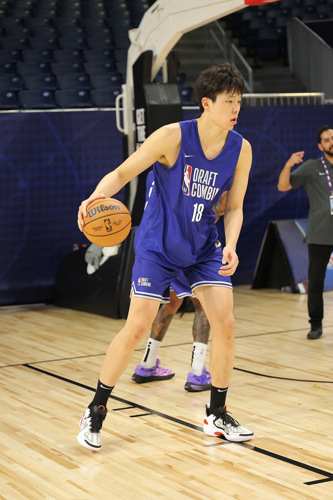 杨瀚森NBA新定妆照发布：身披开拓者16号红袍，张开双臂迎接新赛季的简单介绍