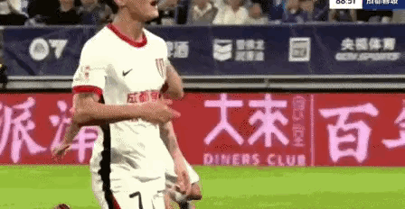 球迷辱骂韦世豪妻子！队友发声：有些看台连做人的底线都没了的简单介绍