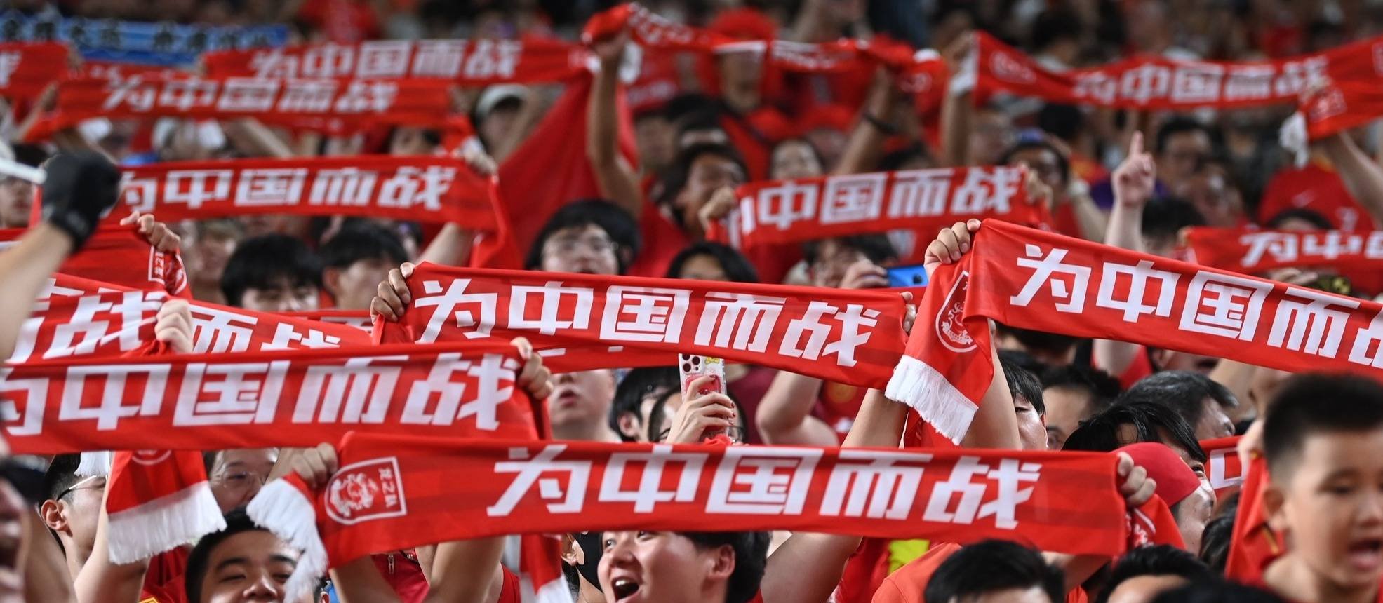 团结一心赢得胜利，中国女足运动员傲视群雄